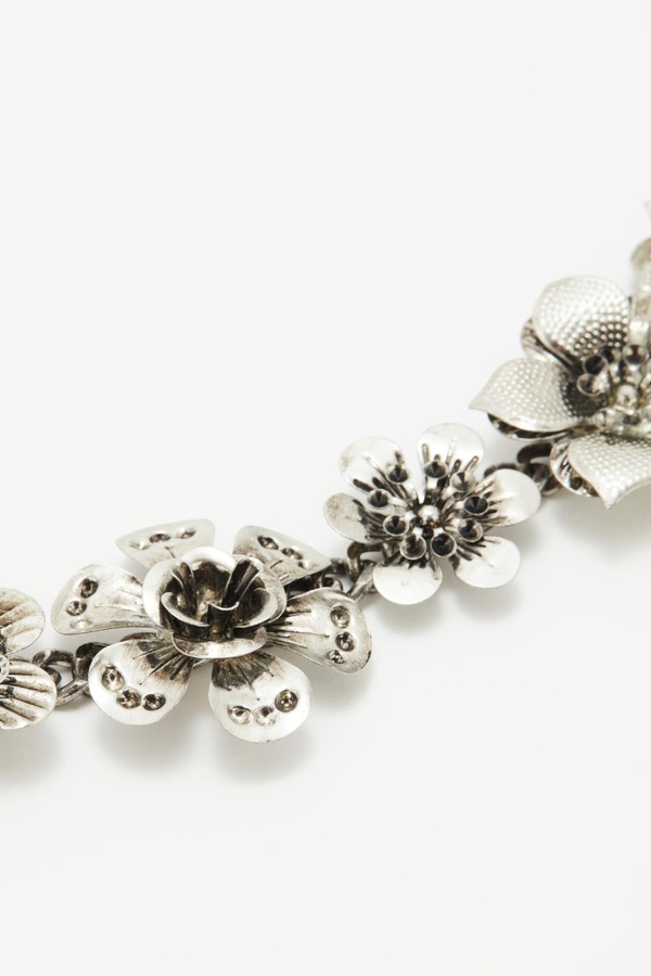collar metal flower
