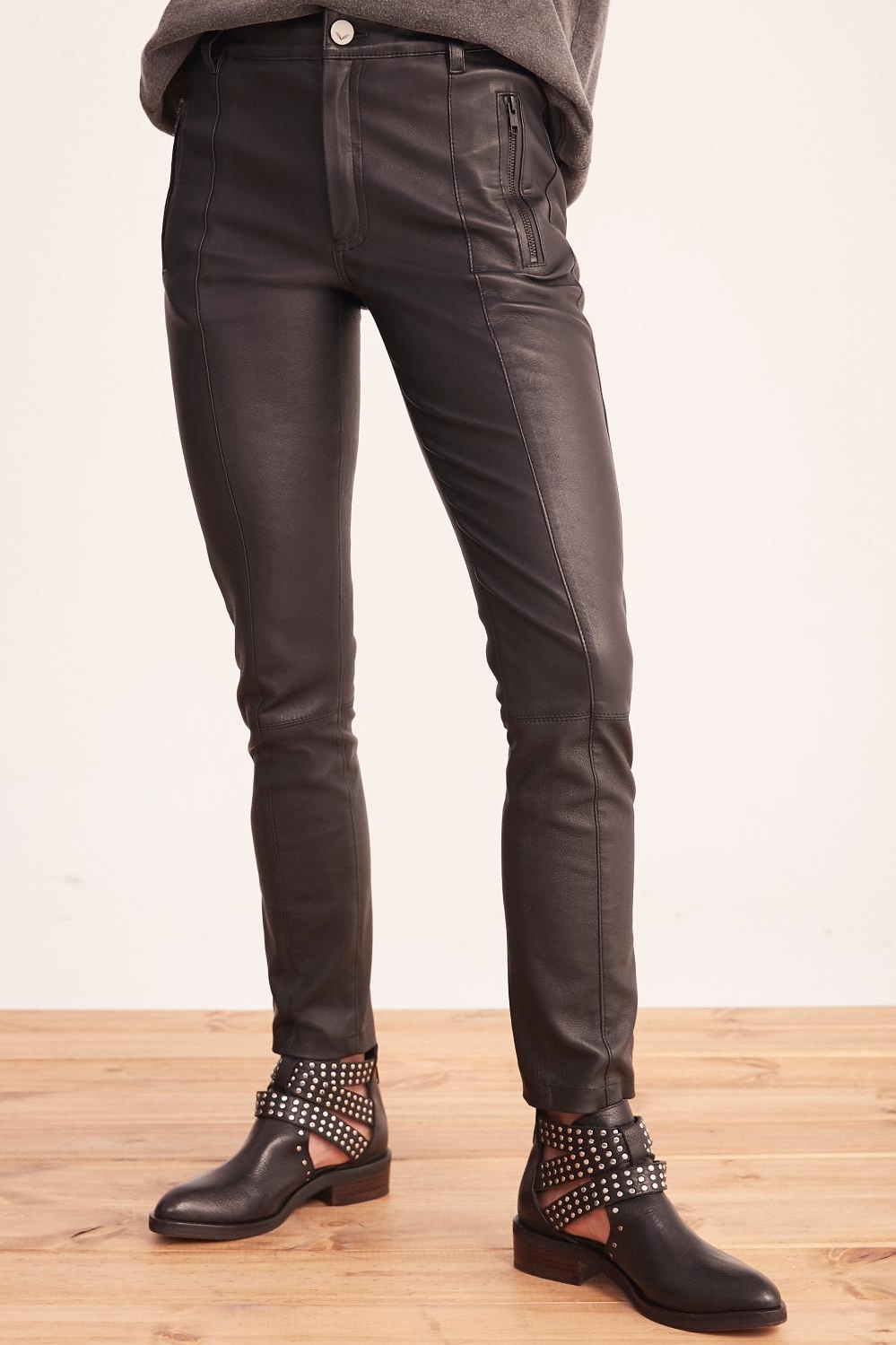 Pantalon Basic Cuero