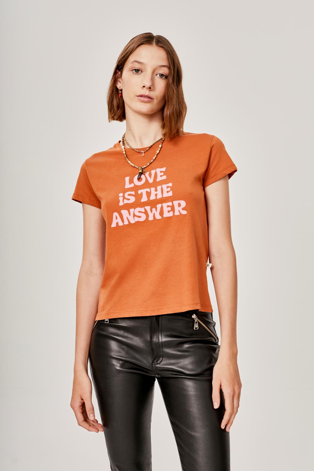 Camiseta Love Is The Answer