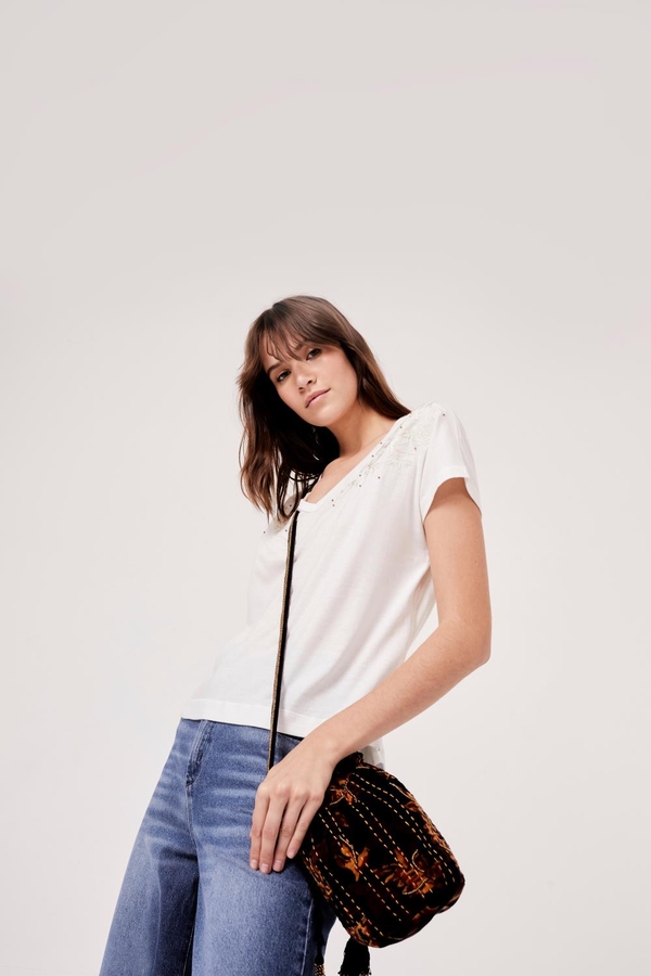 remera v flower