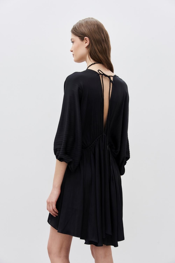 vestido mica pleats